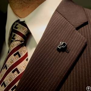 wear lapel pin