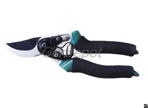 garden tool pruner