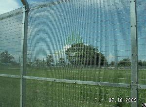 serried vertical wire