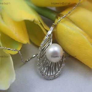 freshwater cultured pearl pendant